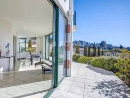 Terrasse sud conviviale avec paysage verdoyant – Domaine sécurisé Mougins