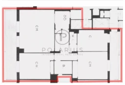 Plan d'étage montrant plusieurs pièces, dont deux chambres (CH), une cuisine (C), une salle de bains (B) et des sanitaires (WC).