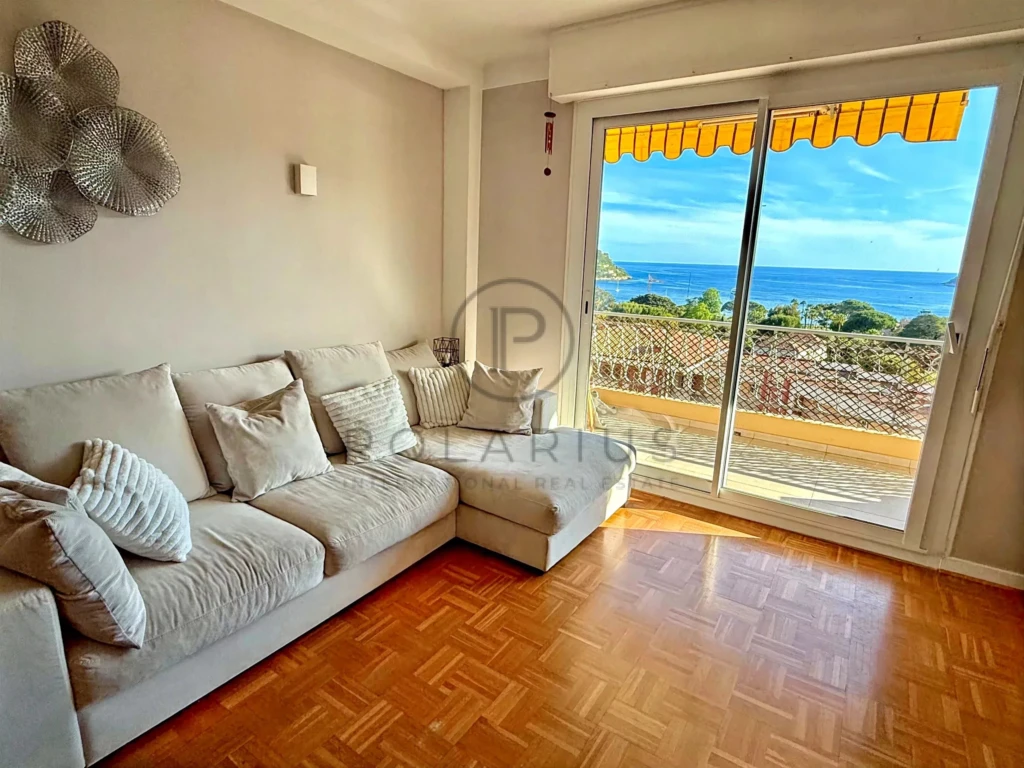 Appartement lumineux avec vue imprenable sur la mer.