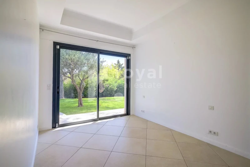 Chambre moderne dans une villa de plain-pied avec accès direct au jardin