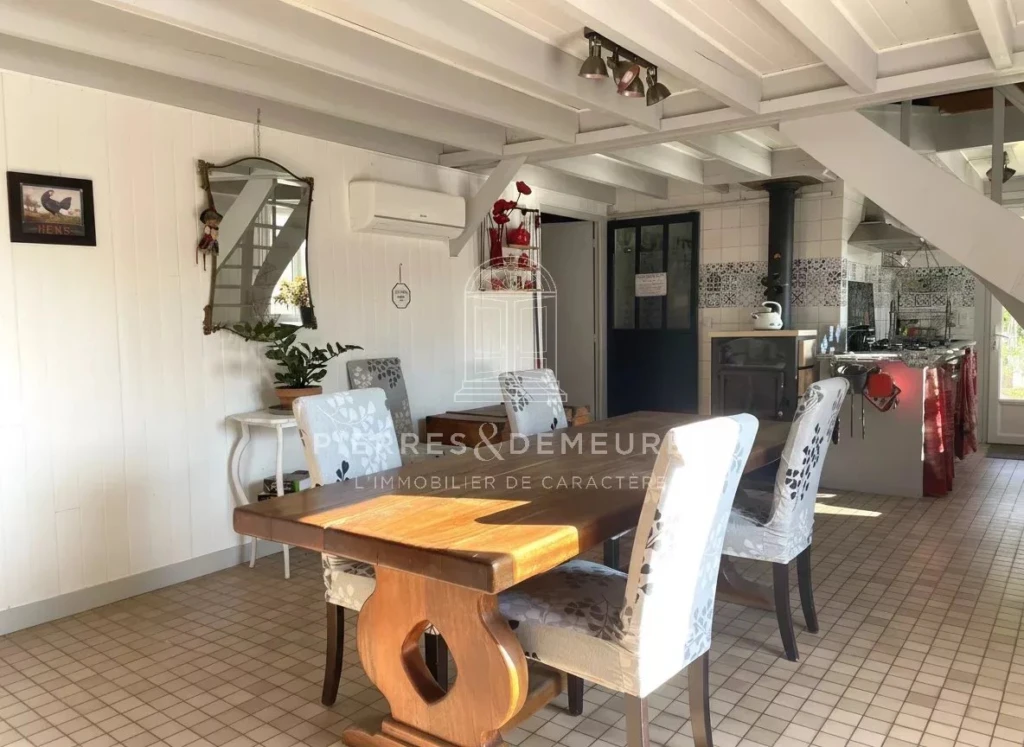 cuisine dinatoire-poêle-cuisine ouverte sur l'extérieur-espace convivial-vue sur étang