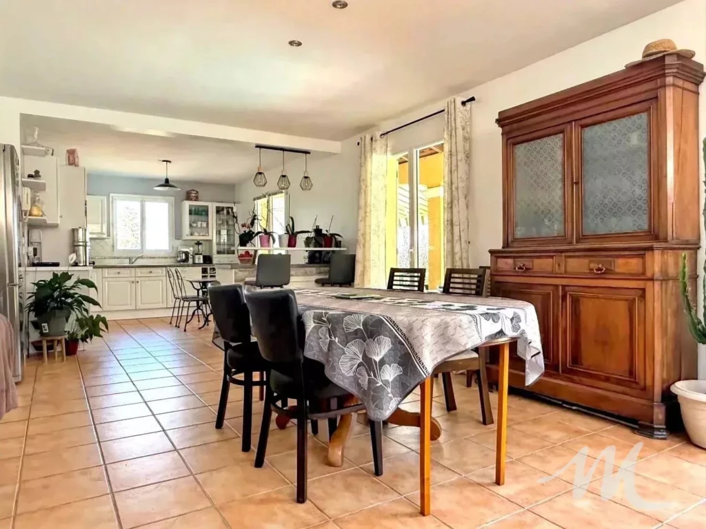 Salle à manger villa Montmeyan