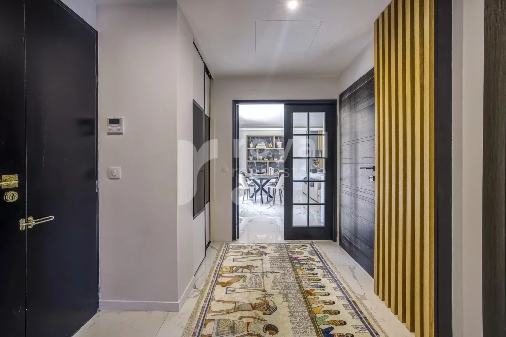 Entrée lumineuse et spacieuse d’une villa rénovée de prestige