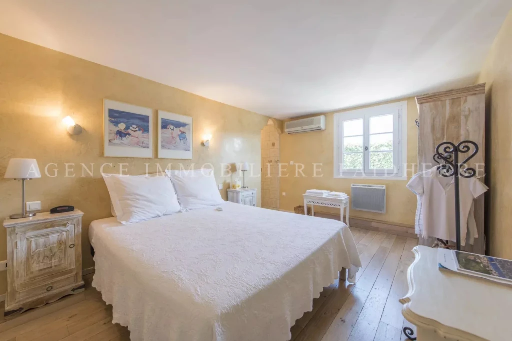 Chambre lumineuse et confortable avec une décoration chaleureuse.