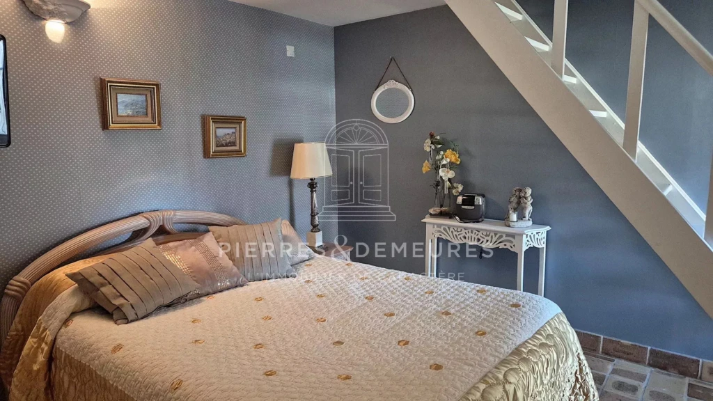 intérieur charmant-lieu accueillant-fonctionnel-sans travaux-vue sur la piscine