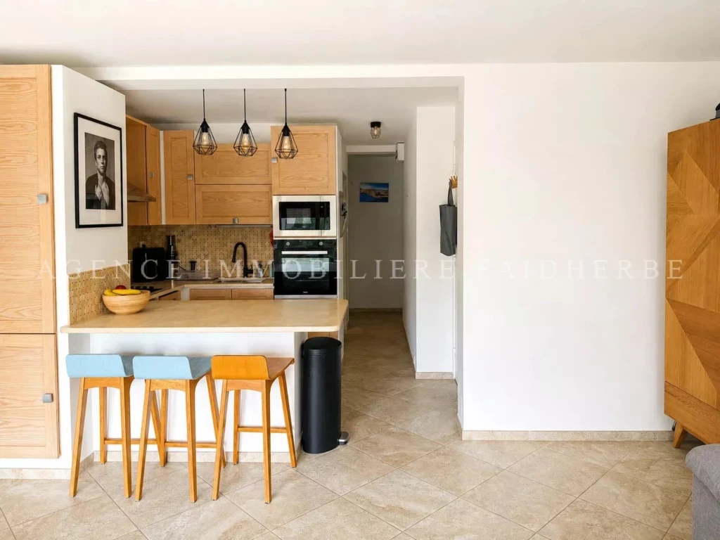 Appartement lumineux avec cuisine ouverte et espace convivial.