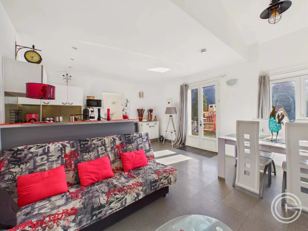 Propriété avec maison, gîte indépendant et studio – 7 500 m² de terrain - PEILLE