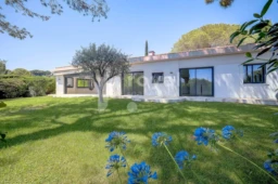 Jardin méditerranéen et terrasse ensoleillée dans un environnement calme à Mougins