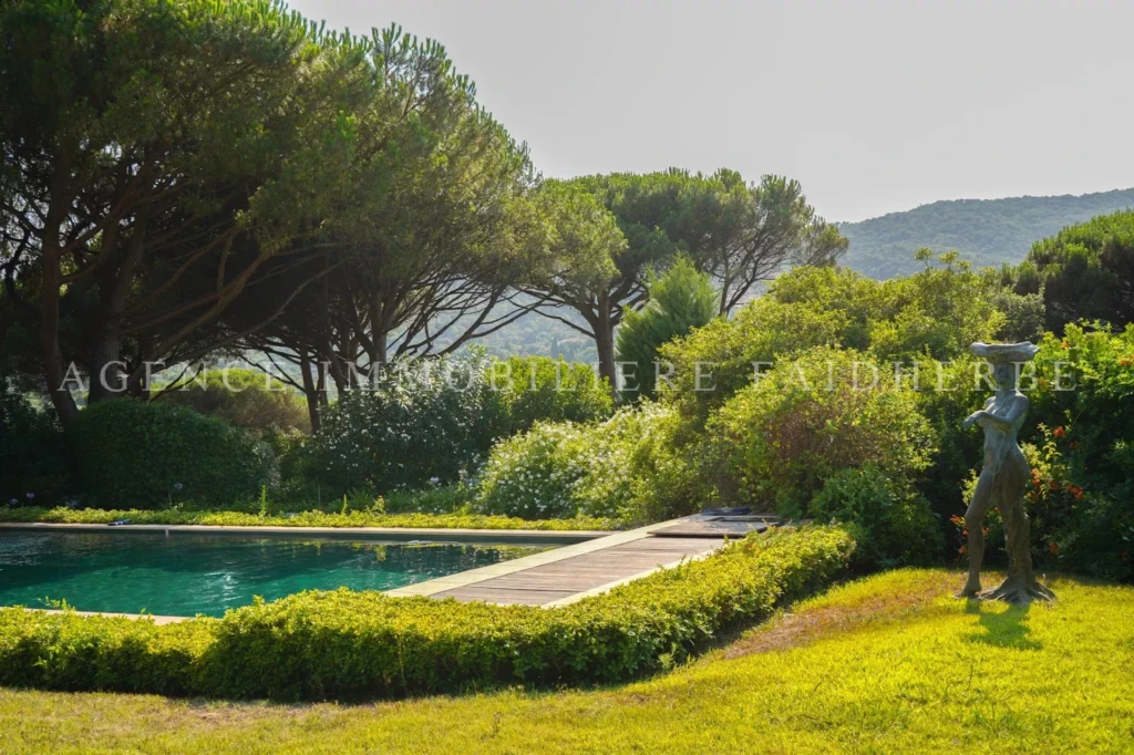 Jolie maison avec piscine et jardin spacieux, idéale pour la détente et les loisirs.