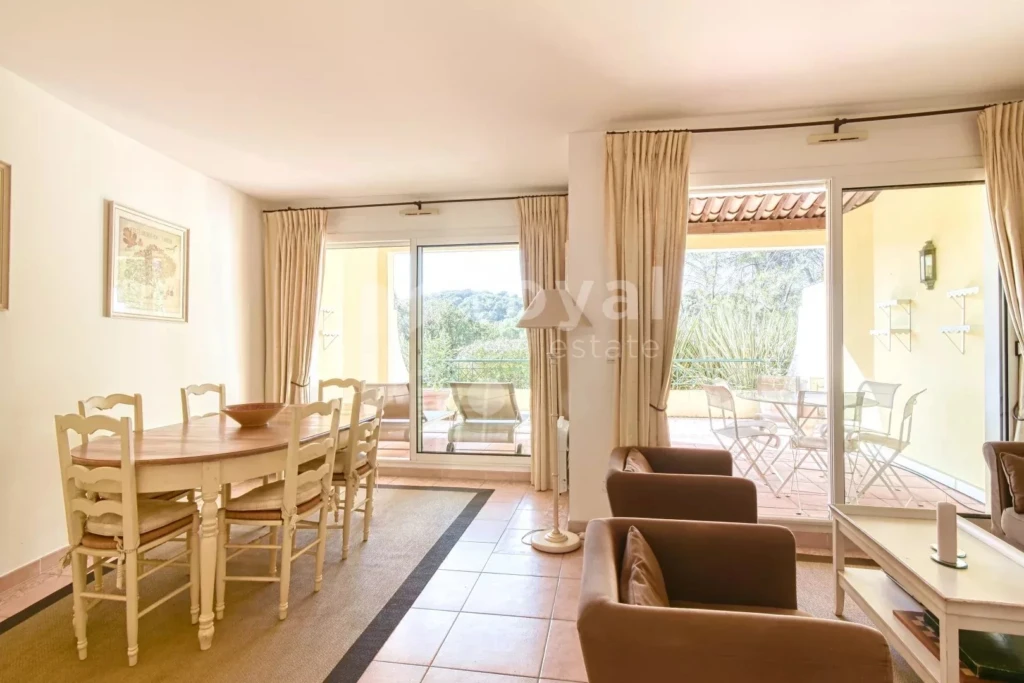 Salle à manger dans une villa dans Royal Mougins Golf