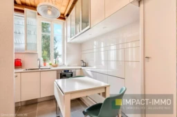 Cuisine lumineuse avec vue sur l'extérieur et espace moderne.