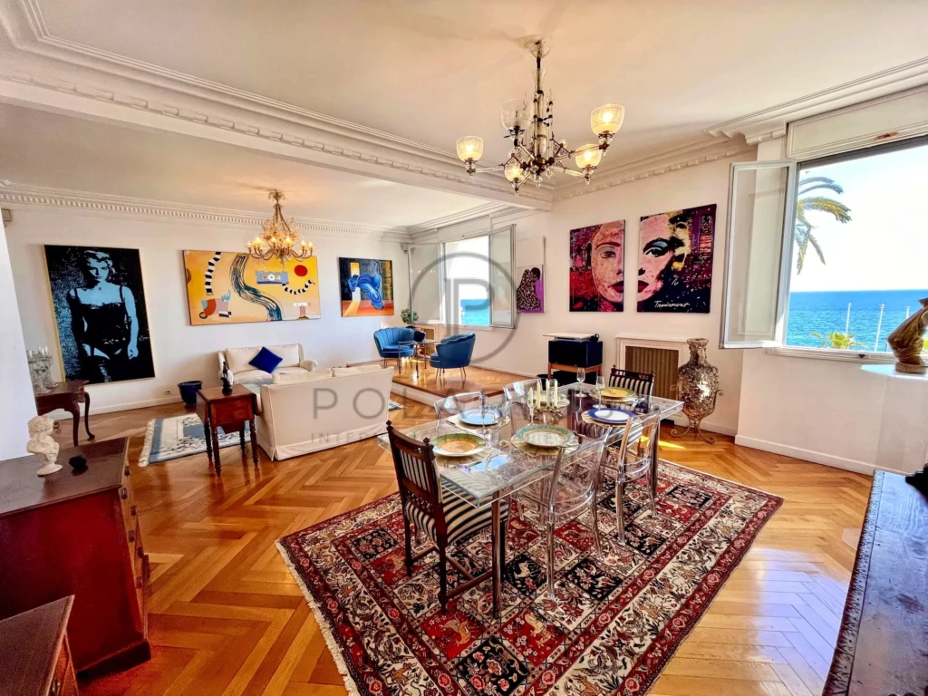 Grand appartement lumineux avec vue sur la mer et décoration élégante.
