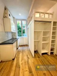 Charmant studio lumineux avec cuisine équipée et espace de rangement ingénieux.