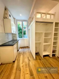 Charmant studio lumineux avec cuisine équipée et espace de rangement ingénieux.