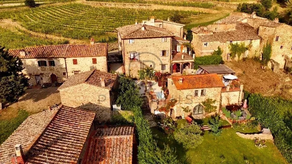 Charmant village avec maisons en pierre et jardins verdoyants, idéal pour une résidence paisible.