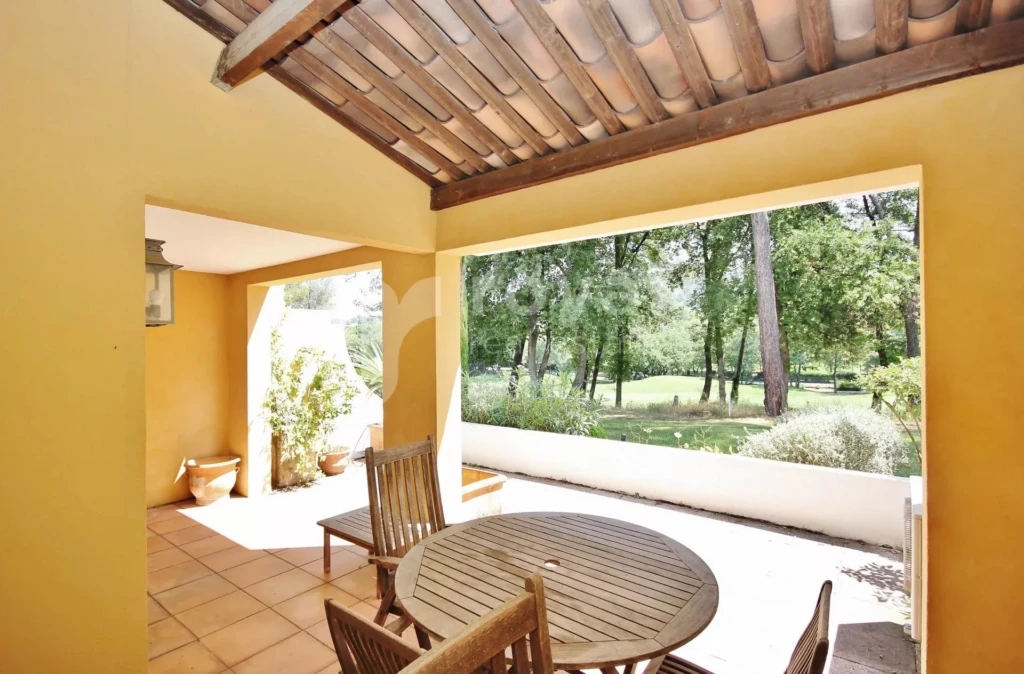Terrasse spacieuse avec vue sur le Royal Mougins Golf Club