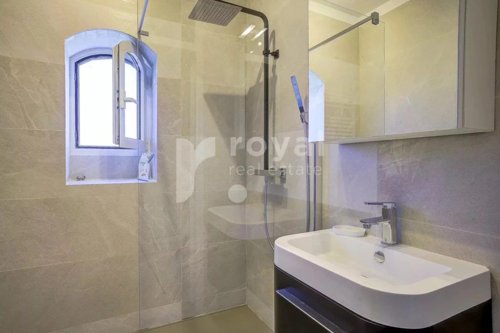 Salle d’eau design avec douche à l’italienne et finitions haut de gamme