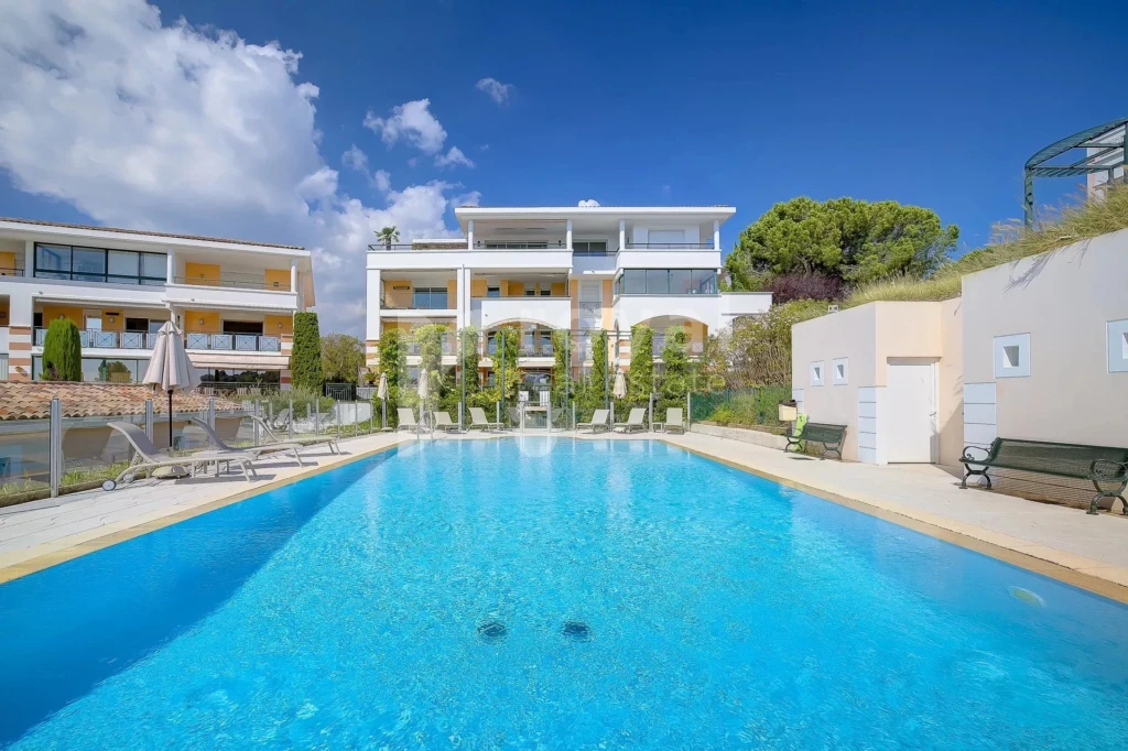 Piscine commune dans un domaine résidentiel sécurisé à Mougins Golf