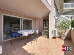 Large terrasse ensoleillée idéale pour profiter de l'extérieur.