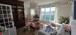 Salon avec balcon, vue dégagée