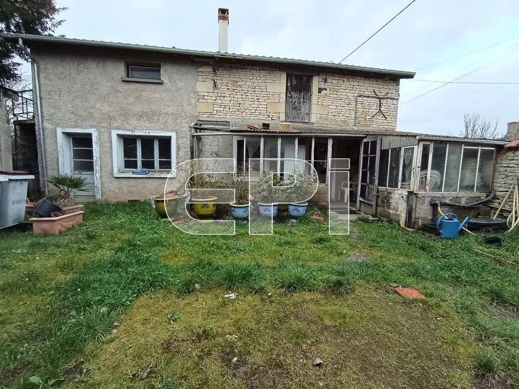 Maison à rénover avec un jardin spacieux, située dans un quartier calme.