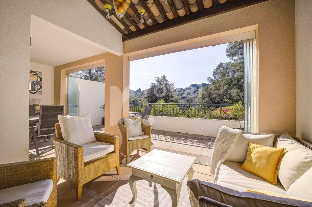 Terrasse couverte avec espace repas extérieur – villa à Mougins
