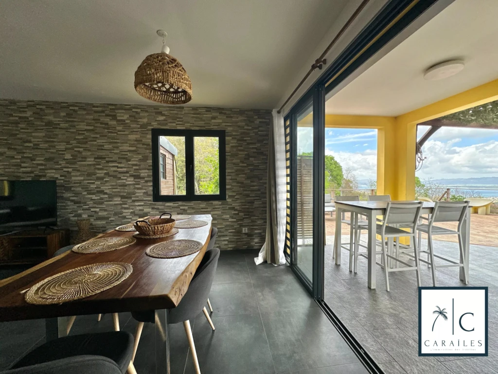 Espace de vie lumineux avec vue imprenable sur la mer.