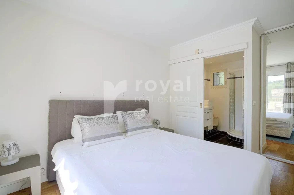 Chambre principale élégante et confortable