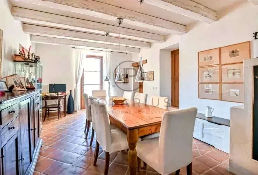Salle à manger lumineuse avec un vieux parquet en terre cuite, idéale pour vos repas en famille.