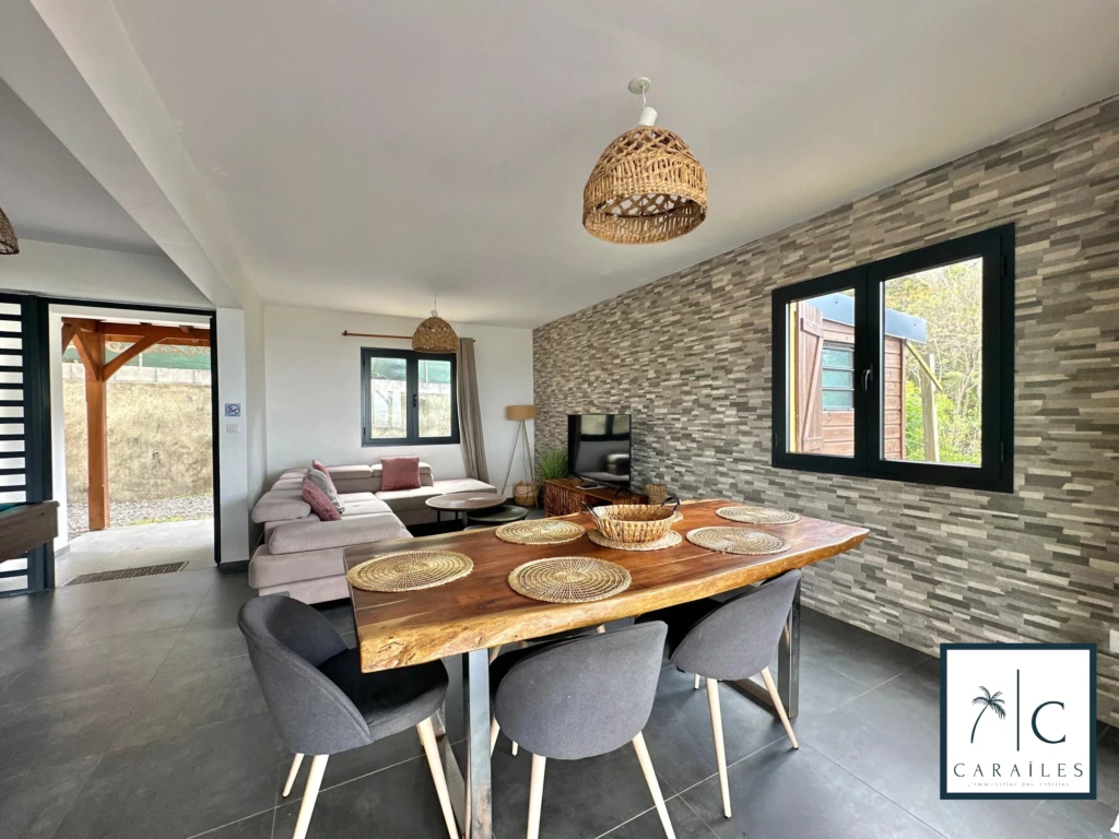 Charmant séjour lumineux avec mur en pierre dans un intérieur moderne.