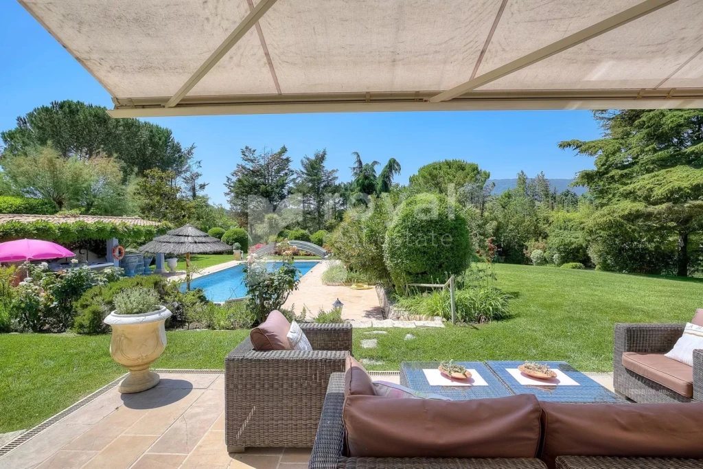 Espace extérieur élégant avec mobilier haut de gamme et végétation méditerranéenne