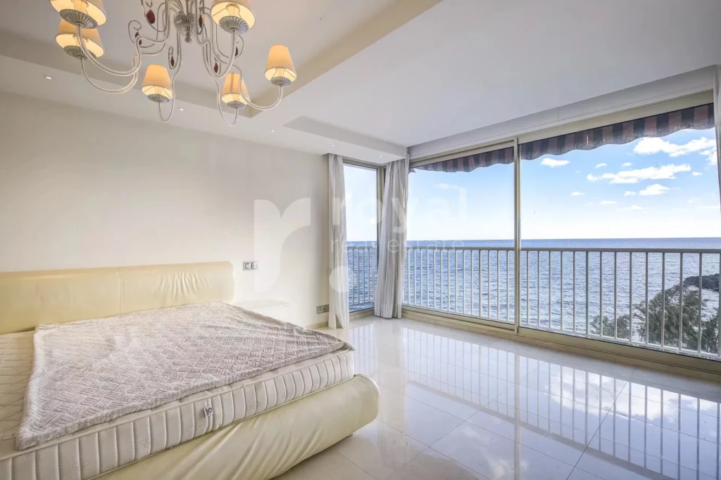 Suite élégante avec lumière naturelle et vue mer exceptionnelle
