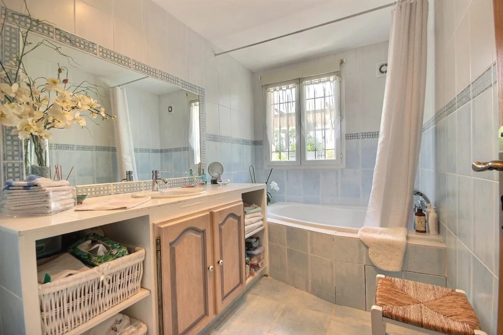 Salle de bains lumineuse avec baignoire et grande fenêtre - Les Adrets-de-l'Estérel