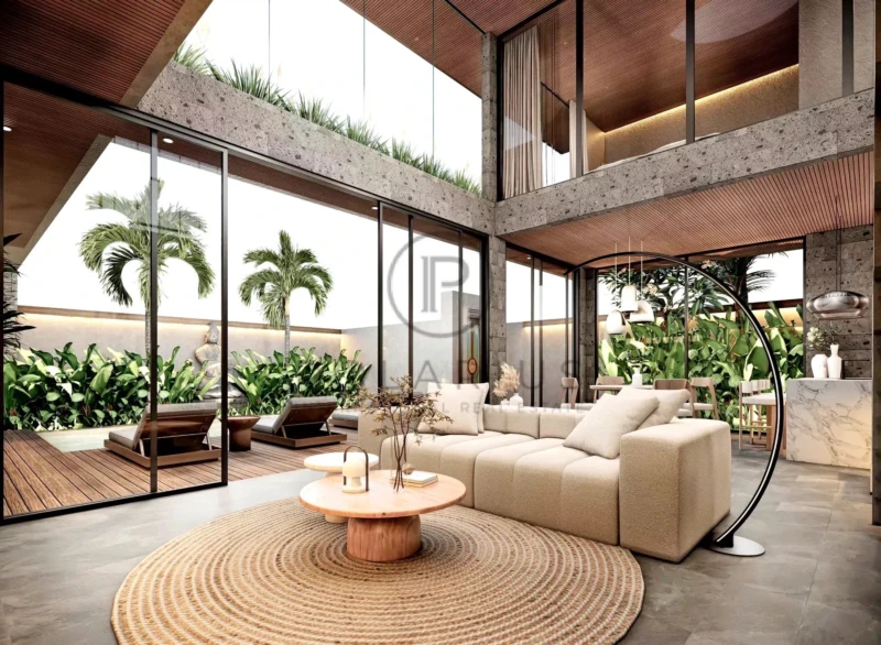 Un salon moderne et spacieux avec de grandes baies vitrées, des plantes verdoyantes, et une décoration élégante en tons neutres.