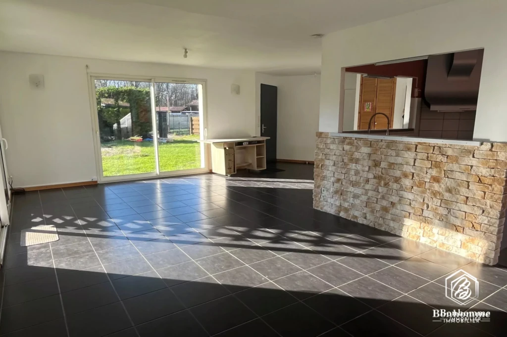 Salon lumineux avec vue sur le jardin
