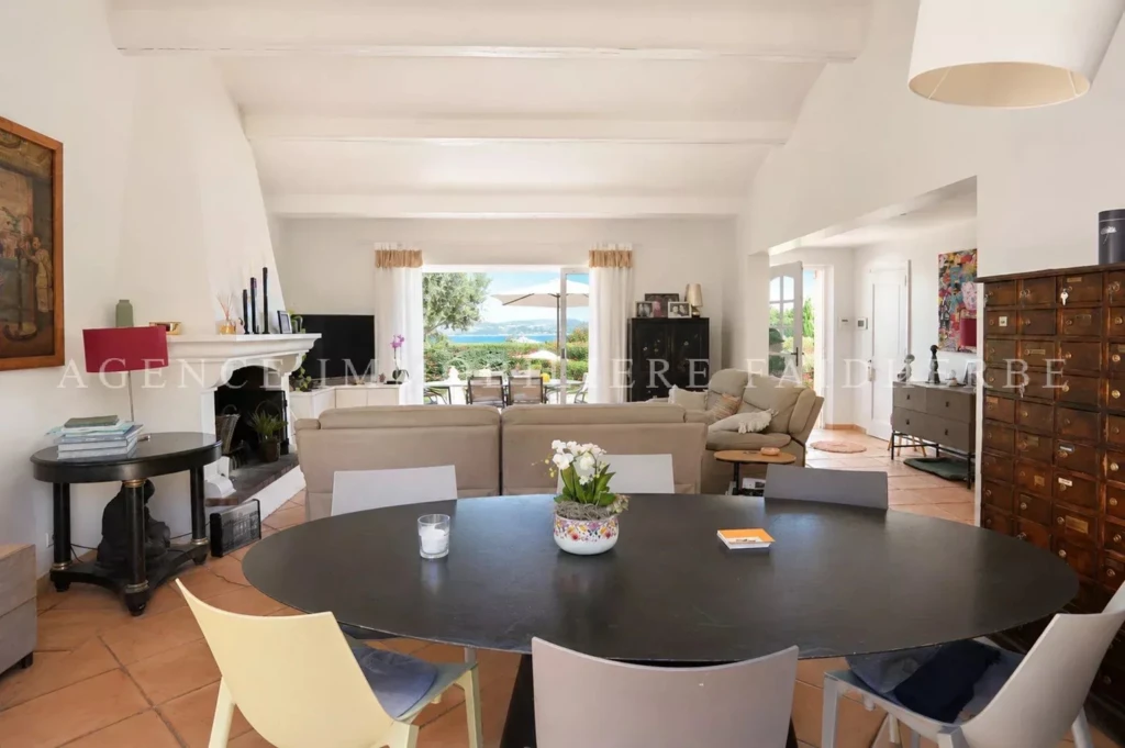 Belle salle à manger lumineuse avec vue sur la mer.