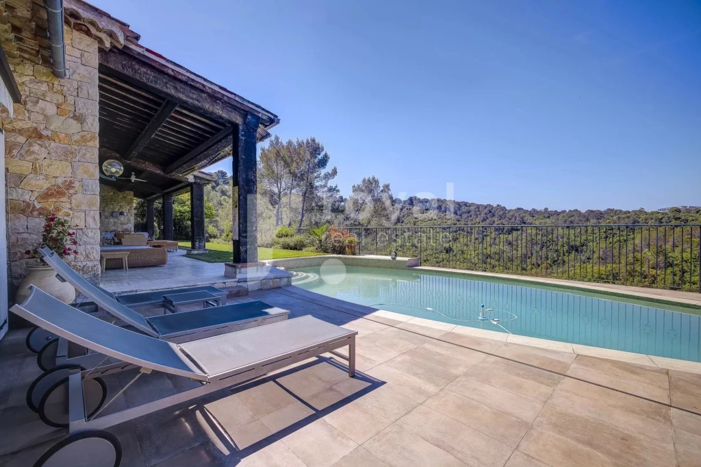 Villa haut de gamme avec piscine entourée de jardin méditerranéen