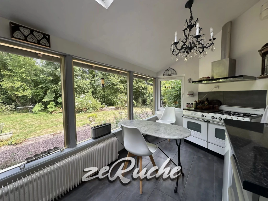 Cuisine lumineuse avec une vue dégagée sur le jardin.