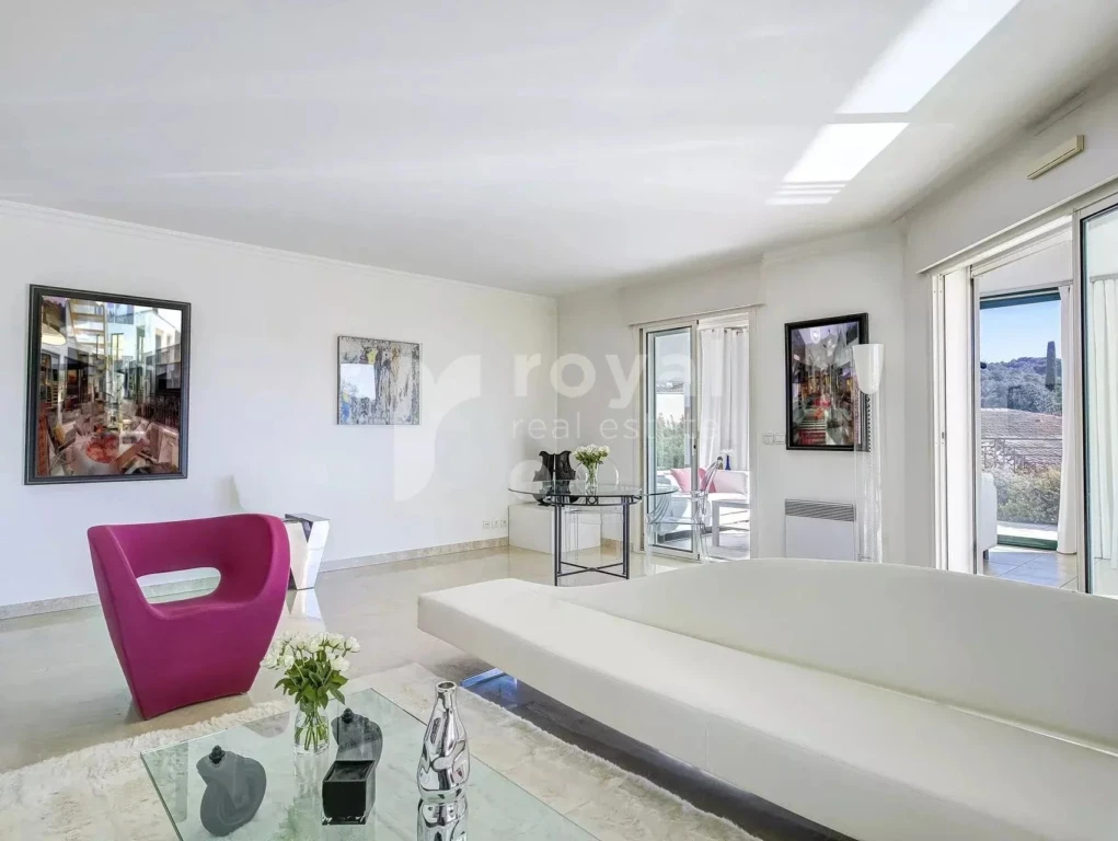 Séjour ouvert sur terrasse ensoleillée – Royal Mougins Golf, appartement prestige