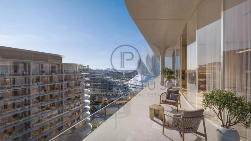Une terrasse moderne avec des chaises et des plantes, offrant une vue sur des bâtiments contemporains sous un ciel bleu.