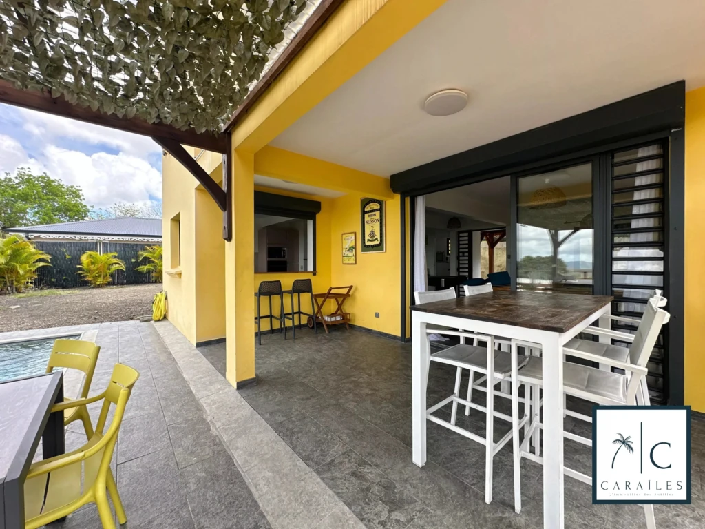 Terrasse ensoleillée avec vue agréable, idéale pour profiter de l'extérieur.