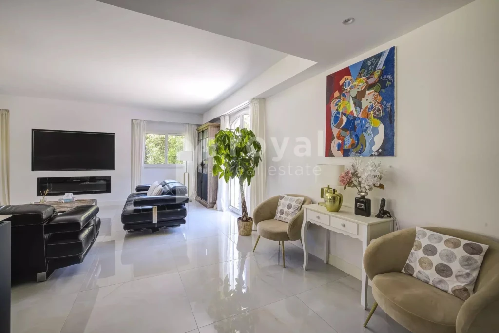 Entrée élégante d’une grande villa contemporaine moderne
