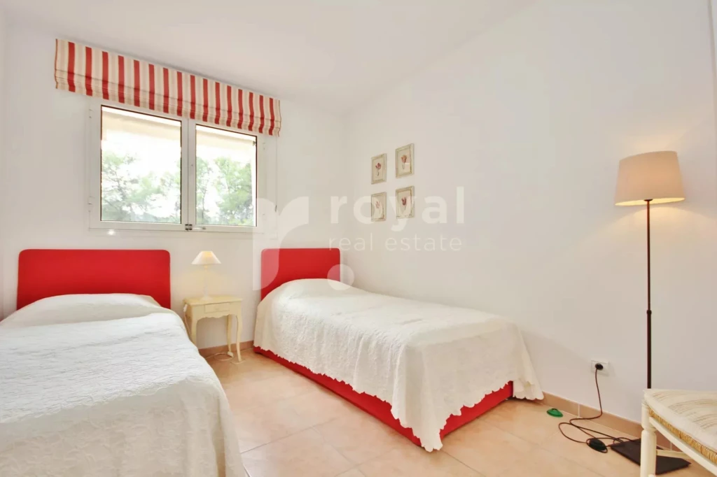 Chambre avec deux lits dans une villa lumineuse - Royal Mougins Golf