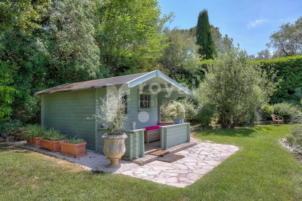Charmant cabanon en bois au bord du lac, dans un jardin de propriété provençale de prestige à Châteauneuf-Grasse