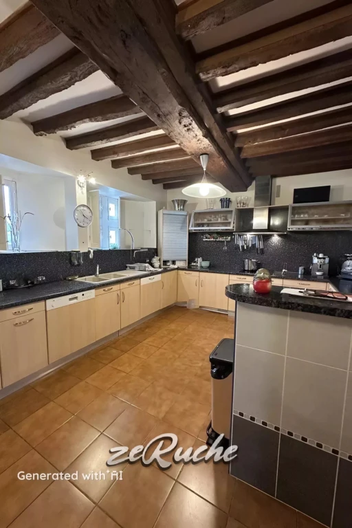 Cuisine spacieuse avec poutres en bois apparentes et aménagée avec des appareils modernes.