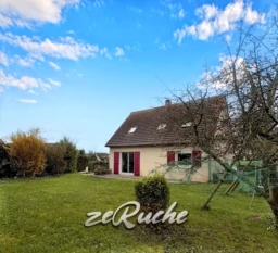 Charmante maison avec jardin spacieux et terrasse ensoleillée.