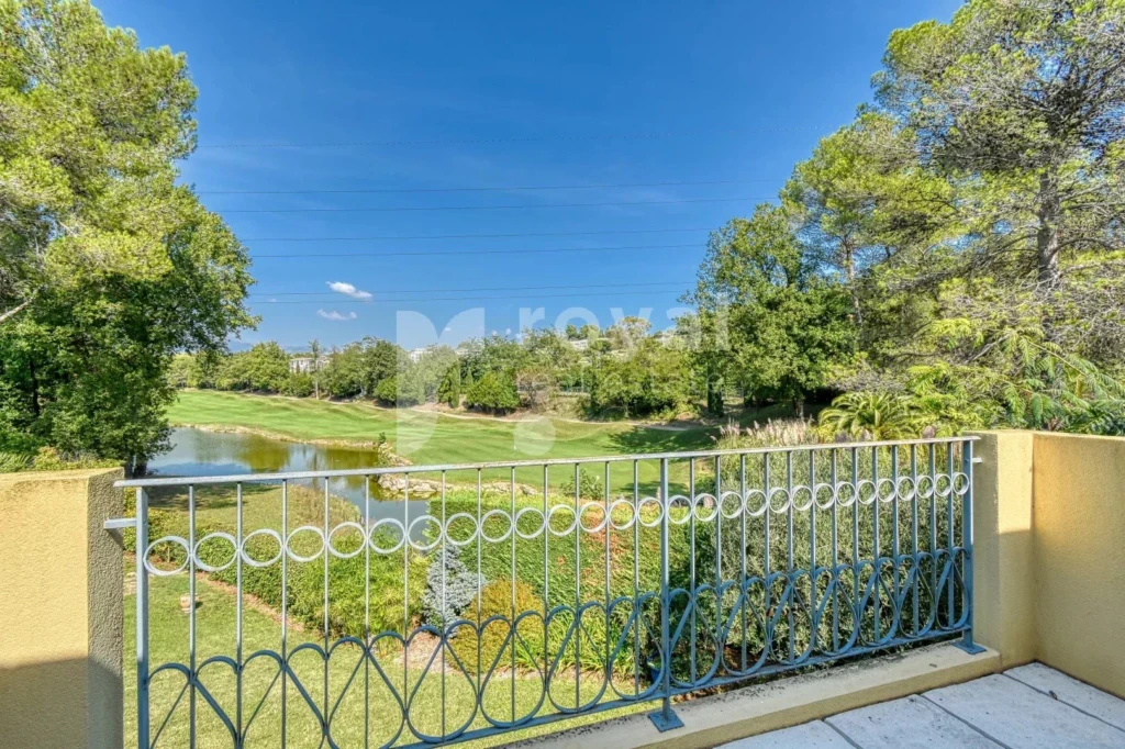 Balcon élégant d’une villa rénovée de luxe avec vue panoramique