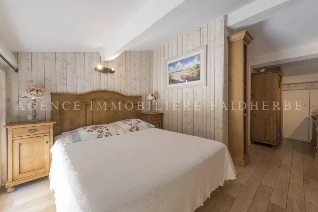 Chambre chaleureuse avec un mobilier en bois et une décoration cosy.