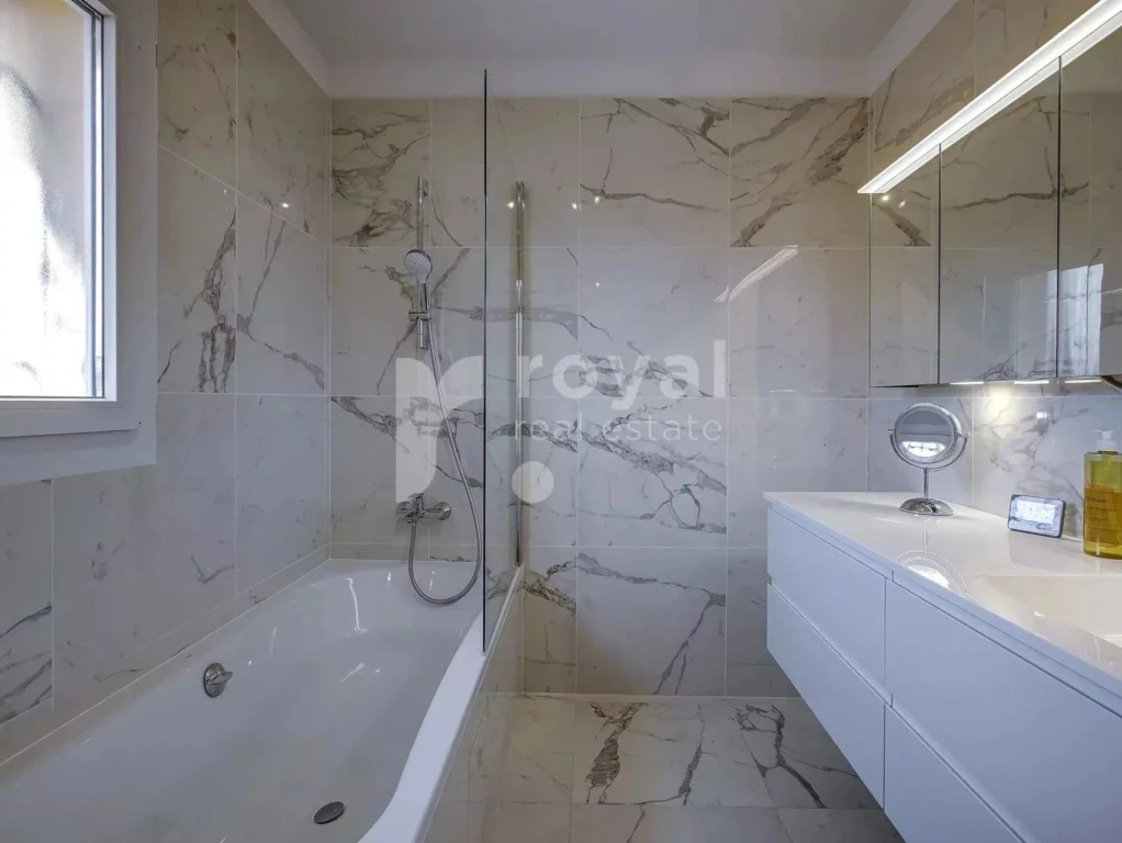 Salle d’eau design dans villa avec piscine Côte d’Azur