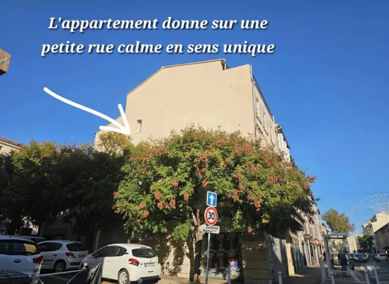 Immeuble entretenu dans une rue calme, limitant les charges de co-propriété